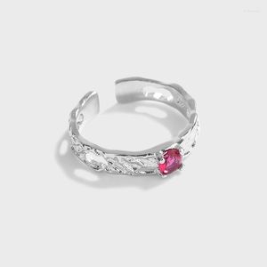 Bagues en grappe Bague en argent sterling avec zircon rouge micro-incrusté Filet de bohème Star Street Shooting Niche All-match