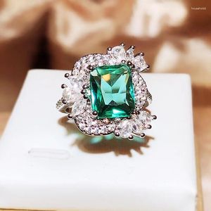 Cluster anneaux élégants carrés vert brillant zircon dames ringards de haute qualité 925 bijoux de mariage plaqué en argent engagement