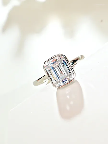 Bonnes de cluster Le 925 Silver Jade Cut Diamond Ring est réglé avec des diamants à haute teneur en carbone pour créer un style luxueux et cool doux doux