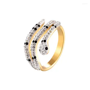 Anillos de racimo Tres círculos Circón blanco adornado con anillo en forma de serpiente negra Regalo de joyería de acero inoxidable Color dorado al por mayor