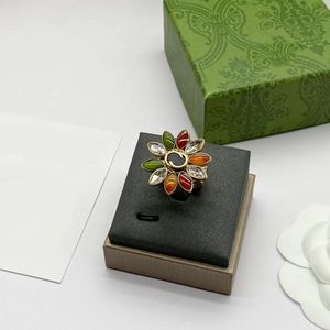 cluster ringen drie-in-een anel kleurrijke edelsteen bloemvormige beroemdheid modemerk designer ring vrouwen hoogwaardige decoratieve geschenkdoos