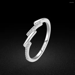 Cluster anneaux à la mode d'anneau minimaliste de haute qualité pour les femmes conception premium zircon irrégulier zircon incrusté de bijoux de fête de mariage