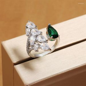 Anillos de racimo UILZ Luz de lujo Zircon verde para mujeres Super Flash Exagerado Flor Anillo ajustable Joyería de fiesta