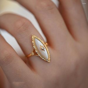 Cluster anneaux vintage de style terrain à l'œil de cheval fritillaria blanc pointu pour les femmes