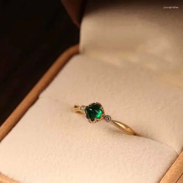 Bagues de cluster Vintage Emerald Golden Bague pour femmes Tempérament Rétro Vert Cristal Exquis Zircon Réglable Doigt Bijoux En Gros