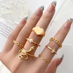 Clusterringen Vintage Gold Color Metal Set voor vrouwen Snake Pearl Heart Twist Ring Trendy Fashion Jewelry Gifts 2024 Trend