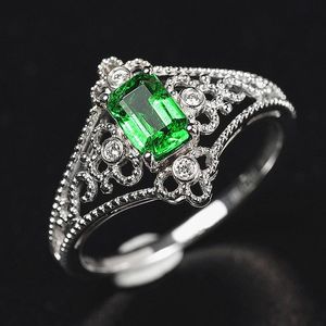 Bagues de cluster Vintage Royal Carving Green Crystal Emerald Gemstones Diamants pour femmes Or Blanc Argent Couleur Bijoux Bijoux Bague Cadeau