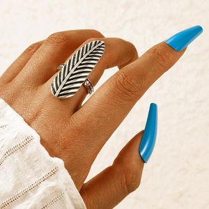 Clusterringen Vintage Silver Color Leaf Single Ring For Women Alloy Metal Geoemtric Party Boheemse sieraden Groothandel Anillo 17860