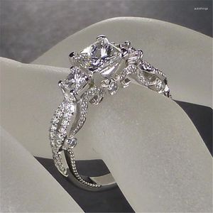 Anillos de racimo Vintage Three Stone Lab Diamond Ring 925 Sterling Silver Bijou Compromiso Banda de boda para mujeres Hombres Charm Party Jewelry