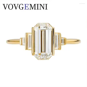 Clusterringen Vovgemini 1.7ct Emerald Cut Moissanite Ring 18K Solid Gold Vvs Clarity 0.1tct Vier Baguette Moissanites Fashion Jewelry Girl