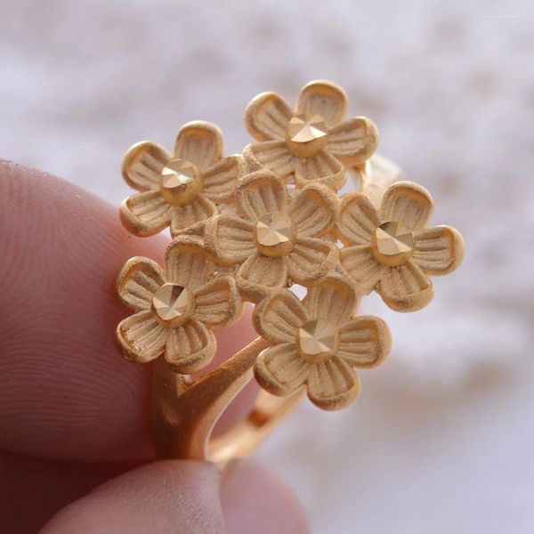 Cluster anneaux Wando Gold Scrub Ring Flower Design Charm Style pour les femmes Gift de bijoux de Noël en couleur jaune clair