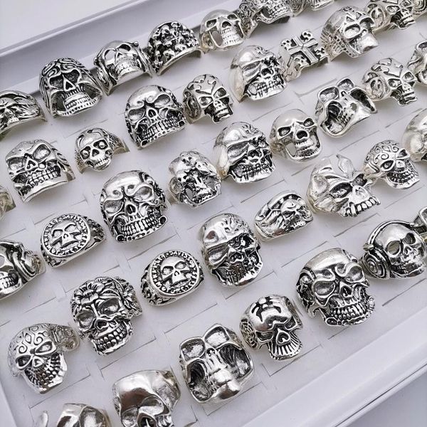 Anneaux de cluster En gros 50pcs Bague pour hommes Rétro Punk Crâne Haute Qualité Goth Party Mood Cadeaux De Mode Pirate Accessoires Produits