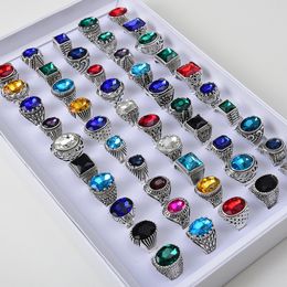 Clusterringen Groothandel 50pcslots Vintage metalen glazen stenen ringen voor mannen Vrouwen imitatie edelsteen sieraden cadeau bruiloft mix stijl 230422