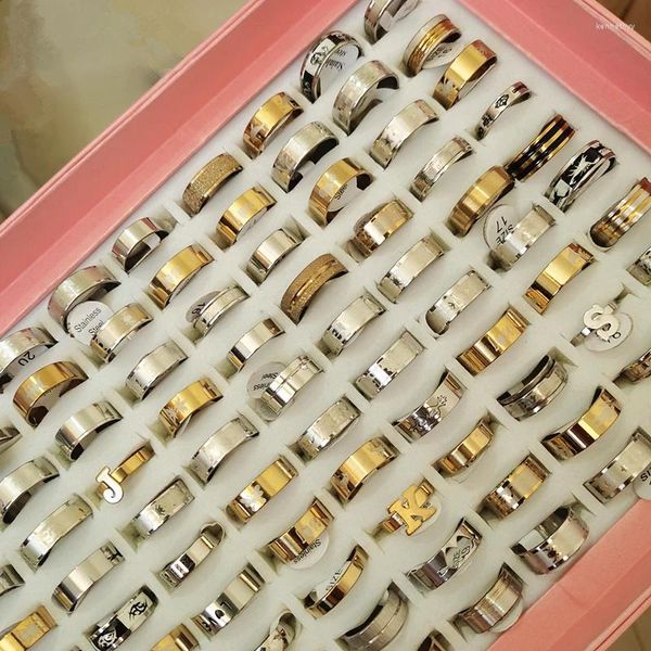 Anillos de racimo Lote al por mayor 50 PCS / Caja Anillo de joyería de acero inoxidable Diseño aleatorio Color dorado para hombres Punk Finger Brand