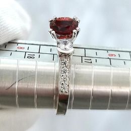 Anillos de clúster Mujeres anillo sier rojo granate 7 mm joyería de boda de piedra preciosa natural enero piedra de la suerte r132rgn