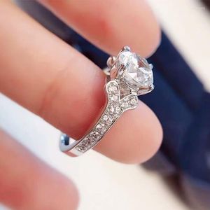 Cluster ringen yh romantische liefde voorstellen mo sangshi damesring high -end luxe imitatie diamant geïmporteerd uit de Verenigde Staten