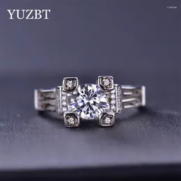 Clusterringen Yuzbt 18K Wit Gold Ploated 1 Uitstekende gesneden diamant voorbij d kleur moissanite 4 ring klassieke bruiloft sieraden