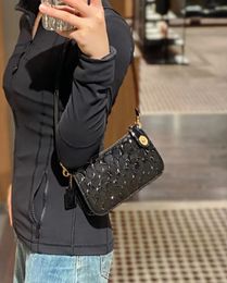 CM552 Bolso para axila Laca brillante Cuero de alta calidad Estéreo Letras en relieve Bolso popular negro Bolso de un hombro