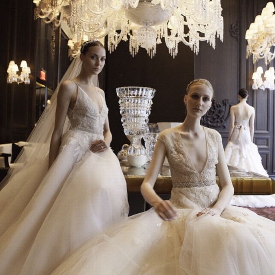 漏肩婚纱_漏肩打疫苗图片(3)