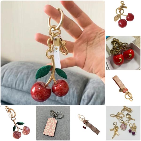 COA CHERRY Keychains Designer Keys Rings Pinc Crystal Keychain portefeuille de portefeuille Luxury Charche de couverture Décoration accessoire Golden Chain Green Leaves