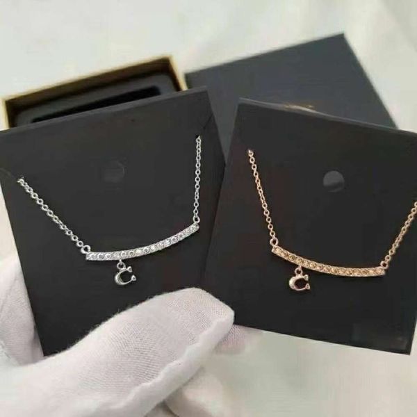 COA Kous joyería minoritaria cara sonriente colgante en forma de C cadena de clavícula de cristal para novias regalo conmemorativo.