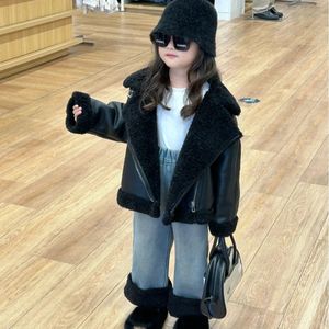 Abrigo niños 2023 invierno estilo coreano niñas moda lana de cordero piel cuero grueso moda cálido guapo 231113