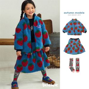 Enveloppez les vestes coréennes pour enfants pour les filles d'hiver garçons de la fraise de la fraise jupe pour enfants de 2 à 8 ans 220915