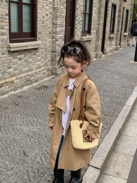 Jas Mila Chou 2023 Spring herfst Girls Fashion Cotton Long Khaki Trench Children Casual Turn Down Collar Jacket Top Kidkleding
