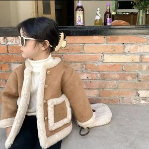 Manteau Nouvelle fille porte un manteau épais en hiver 2023 coréen bébé shorts en peluche vêtements chauds fille coton ver doux confortable veste 231117