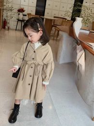 Abrigo Trench Girls Coreano Versátil Cortavientos Temporada de primavera Bebé Longitud media Marea 2023 Botón plisado Soild