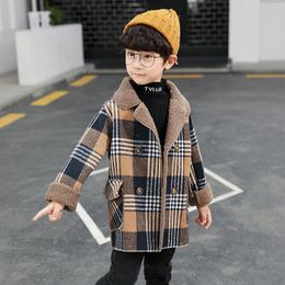 Manteau laine veste pour un garçon automne mode Plaid col tournant Plus velours enfants Trench vêtements d'extérieur pour enfants 210T vêtements 230926