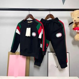 Coats Kleding Designer Baby Autumn Sets Kids Tracksuits Maat 100-150 cm Multi Color Patchwork Design Round Neck Sweater en broek