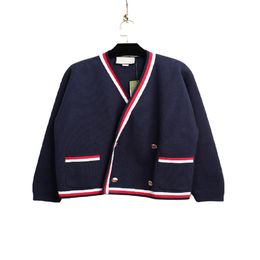 Coatwomen Designer Maillot de bain Veste cardigan pour femme avec des couleurs contrastées à double boutonnage, sweat à capuche tendance de la mode pull de style universitaire