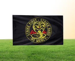 Cobra Kai Strike First Hard No Mercy 3x5ft Drapeaux Bannières en polyester 100D Intérieur Extérieur Couleur vive de haute qualité avec deux laiton Gro7500661