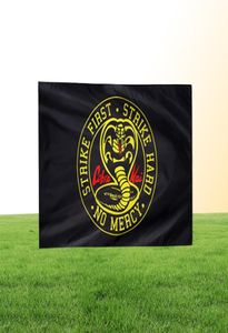 Cobra Kai Strike First Hard No Mercy 3x5ft Drapeaux Bannières en polyester 100D Intérieur Extérieur Couleur vive de haute qualité avec deux laiton Gro3923224