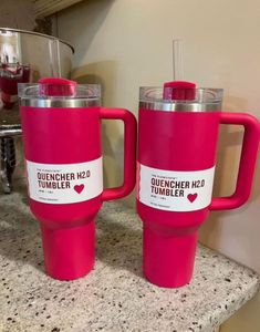 Cobrand Winter Comso Pink Parade 40oz Quencher H2.0 Mokken Cups Roestvrij stalen tuimelaars Cups met siliconenhandgreep Valentijnsdag geschenk