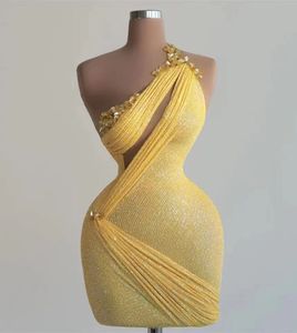 Robe de Cocktail Robe de Soirée de Bal en Cristal Grande Taille Fermeture Éclair Nouvelle Graduation Personnalisée Droite Sans Manches Satin À Lacets Plissé Une Épaule Jaune