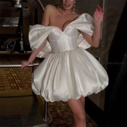 Robes de cocktail robe de bal de soirée fermeture éclair grande taille personnalisée une ligne au-dessus du genou mini sans manches en satin blanc ivoire plissé épaule dénudée