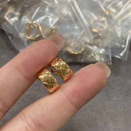 Coco Lingge pour femme Rose 18 carats Advanced Precision Edition V Or Diamant Bord Design Rayé Ear Beat Boucles d'oreilles