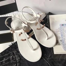 COCO Nuevos pisos Sandalia Chanells Sandalias Zapatos de mujer Canal Verano Playa Clip Toe Diapositivas Diseñador de marca de lujo Chanclas Sandalias de cadena acolchadas Logotipo de tacón bajo Tn