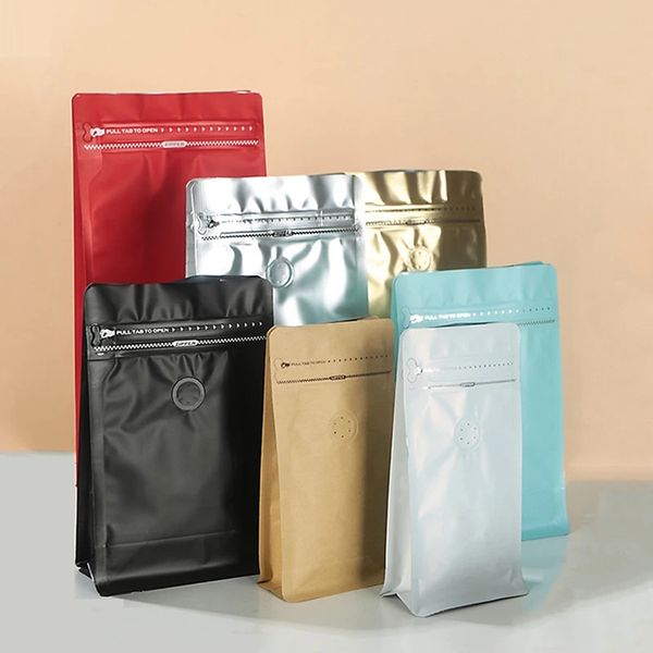 Sacs d'emballage de grains de café personnalisables avec des tirettes se tenant avec des sacs de stockage de haricot de papier d'aluminium de valve