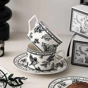 Cabelles de porcelaine de haute qualité tasses en porcelaine vintage en céramique vintante thé et soucoupes avancées à la glace des cadeaux de luxe Tazas