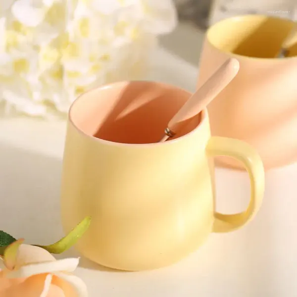 Taza de estilo de café con tazas de estilo nórdico con tazas de contraste de cuchara agua cerámica simple leche mate