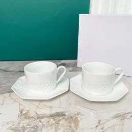 Cafeteras de estilo nórdico con patrón de rejilla de huecograbado blanco, juego de 240ml con 2 tazas y platos, embalaje en caja de regalo para decoración del hogar