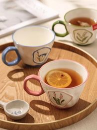 Tazas de cerámica románticas para café, taza de agua para té de la leche con pintura Floral de estilo francés, taza con relieve Irregular de Color bajo vidriado para el hogar