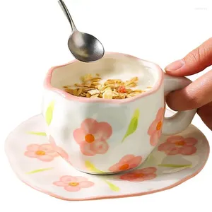 Tasse à thé et soucoupe à thé de cafetière avec des ensembles de tasses de fleurs de forme irrégulière