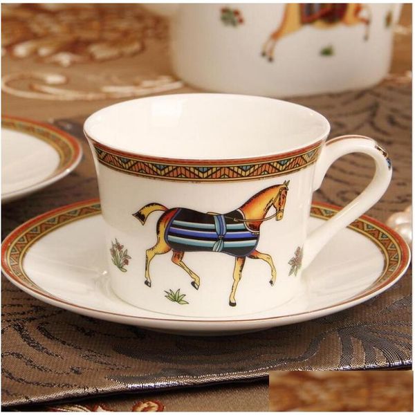 Conjuntos de té de café Diseño de caballo Taza de porcelana con platillo Hueso China Gafas Copas de contorno de oro Entrega de entrega Hogar Jardín Cocina Dini DHQTL