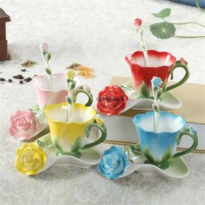 Conjuntos de utensilios de café Moda creativa Forma de rosa 3D Esmalte de flores Café de cerámica Taza de té y platillo Juego de cucharas Agua de porcelana Regalo del día de San Valentín
