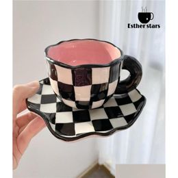 Ensembles de café Tasses en céramique peintes à la main Échiquier personnalisé Conception originale Tasse à café Soucoupe pour thé Lait Cadeaux créatifs Handl Dhmwy