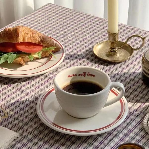 Ensembles de café coréen Ins Style français rétro tasse rouge lettre ligne tasse à café en céramique assiette blanc lait minimaliste ensemble cadeau d'anniversaire